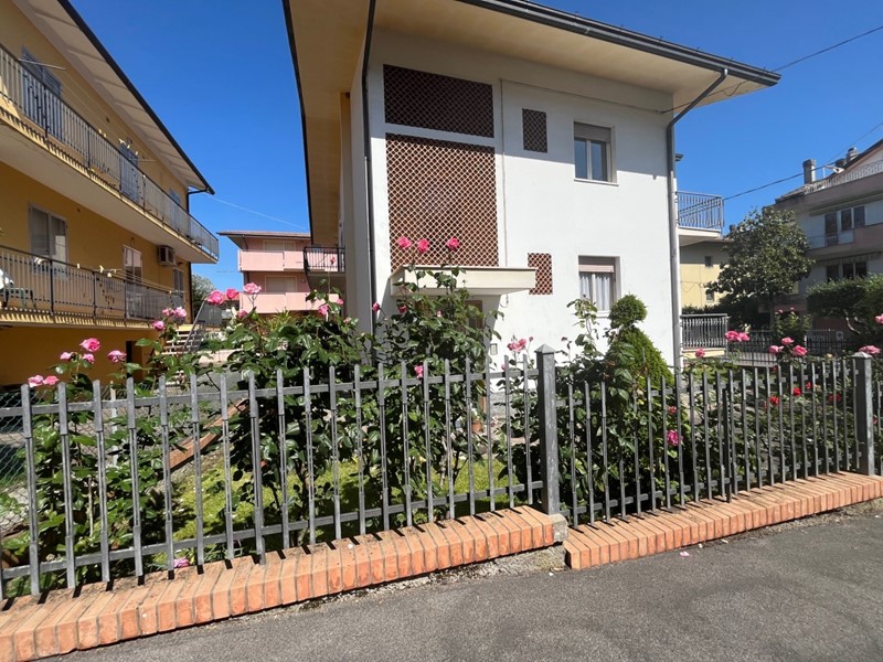 Casa Indipendente in Vendita a Riccione, 750'000€, 190 m², con Box