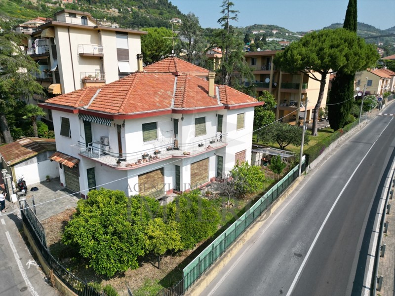 Casa Indipendente in Vendita a Bordighera, 480'000€, 360 m², con Box
