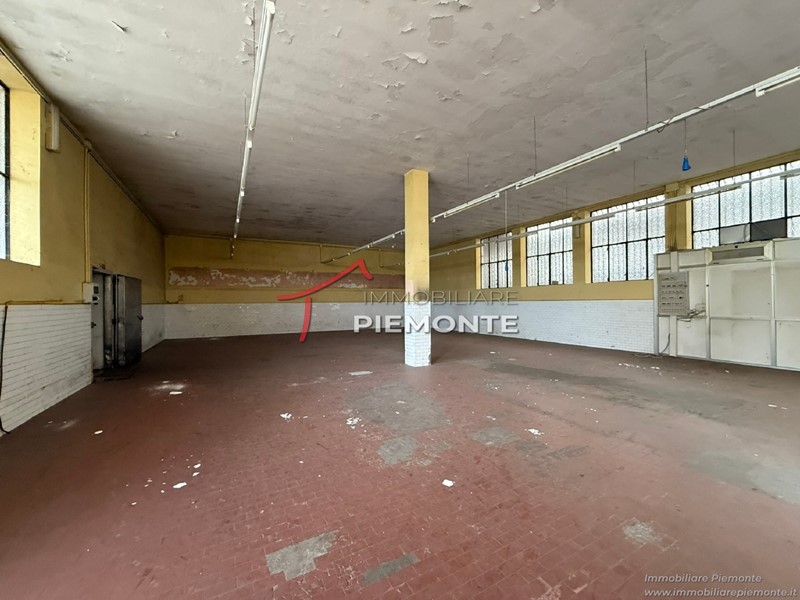Capannone in Vendita a Borgomanero, 190'000€, 1200 m²