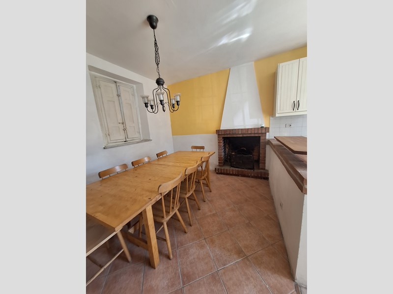 Casa di corte in Vendita a Lucca, zona Montuolo, 235'000€, 194 m²