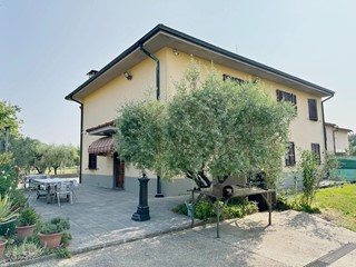 Casa Semi Indipendente in Vendita a Altopascio, zona Le Spianate, 500'000€, 300 m², con Box