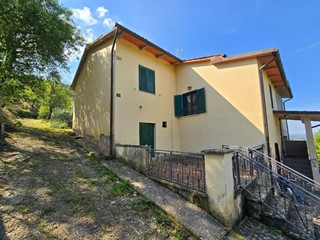 Casa Indipendente in Vendita a Castiglion Fiorentino, 460'000€, 350 m²