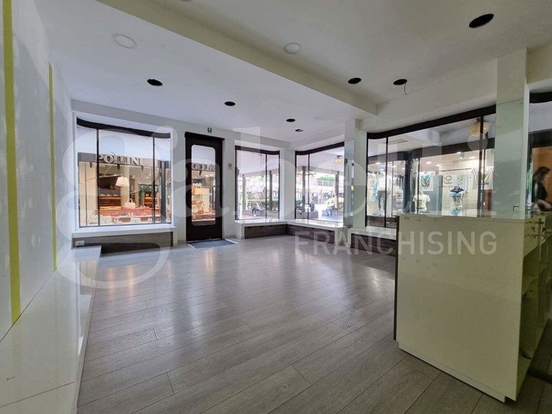 Negozio in Affitto a Lecco, 1'300€, 50 m²