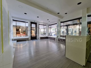 Negozio in Affitto a Lecco, 1'300€, 50 m²