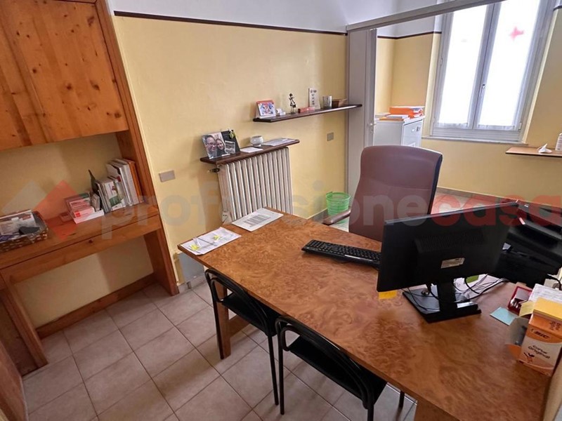 Ufficio in Vendita a Parabiago, 95'000€, 65 m²