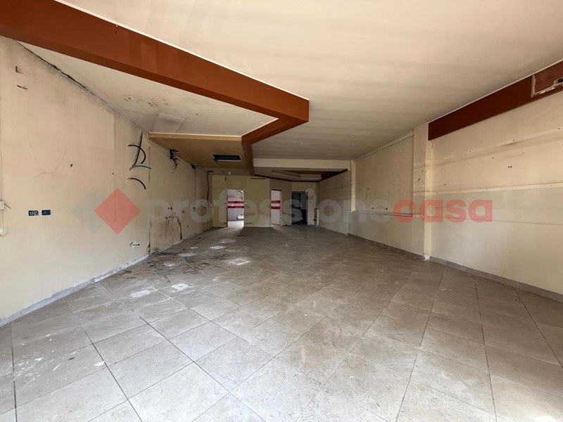 Negozio in Vendita a Pulsano, 180'000€, 200 m²