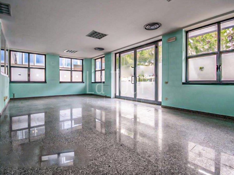 Attività commerciale in Vendita a Aosta, 135'000&euro;, 155 m²