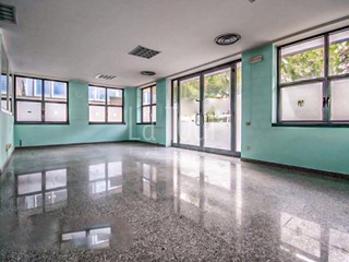 Attività commerciale in Vendita a Aosta, 135'000&euro;, 155 m²