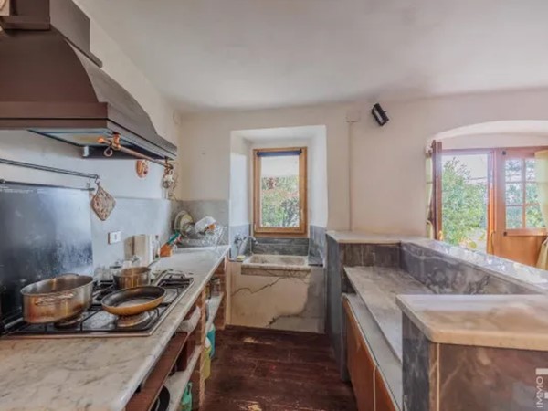 Casa Indipendente in Vendita a Carrara, zona Fossola, 448'000€, 350 m²