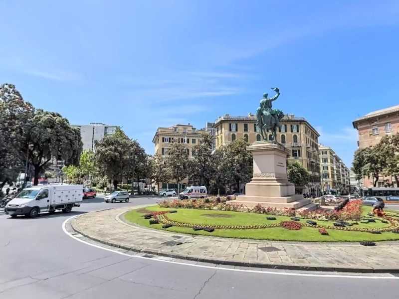 Immobile commerciale in Affitto a Genova, zona Centro, 800€, 120 m²