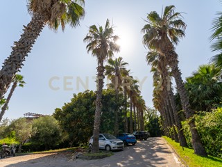 Casa Indipendente in Vendita a Aci Castello, 850'000€, 377 m², con Box