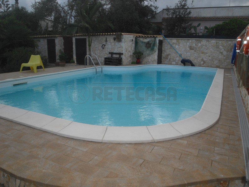 Villa in Vendita a Siracusa, 480'000&euro;, 330 m², con Box