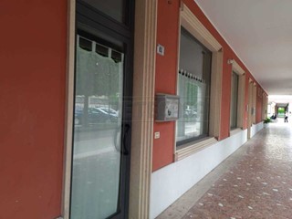Attività commerciale in Affitto a Montecchio Maggiore, 550€, 75 m²