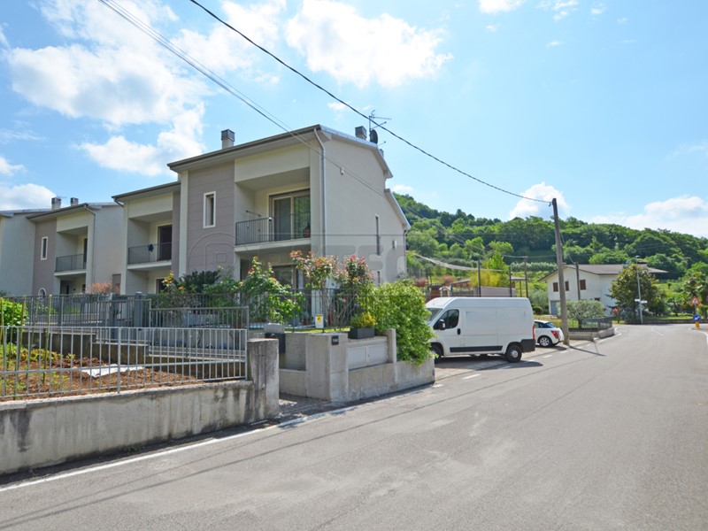 Casa Semi Indipendente in Vendita a Castelgomberto, 261 m², con Box