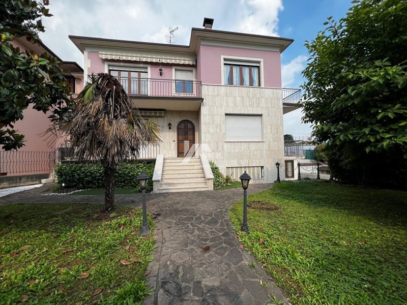 Quadrilocale in Vendita a Concesio, 295'000€, 200 m², con Box