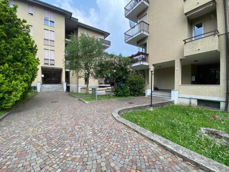 Trilocale in Vendita a Como, 160'000€, 90 m², con Box