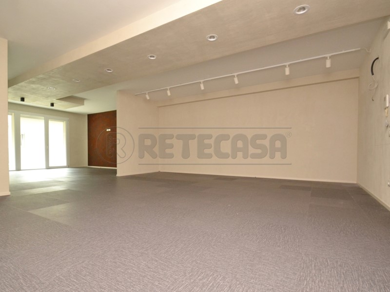 Ufficio in Affitto a Valdagno, zona FAVORITA, 650€, 78 m²