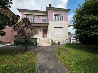 Quadrilocale in Vendita a Concesio, 295'000€, 200 m², con Box