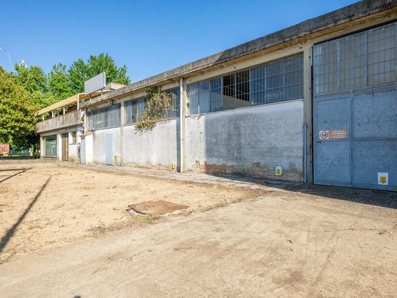 Capannone in Vendita a Calcinaia, 120'000€, 300 m²