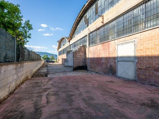 Capannone in Vendita a Calcinaia, 75'000€, 185 m²