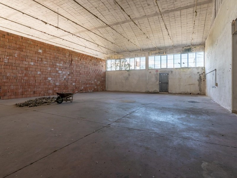 Capannone in Vendita a Calcinaia, 195'000€, 485 m²