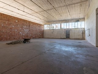 Capannone in Vendita a Calcinaia, 195'000€, 485 m²