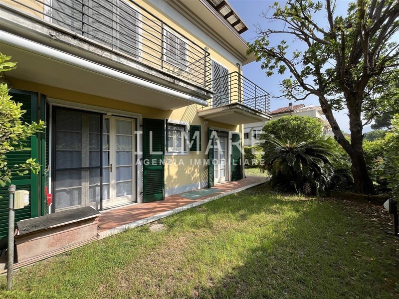 Appartamento in Vendita a Massa, zona Ronchi, 520'000&euro;, 90 m², arredato