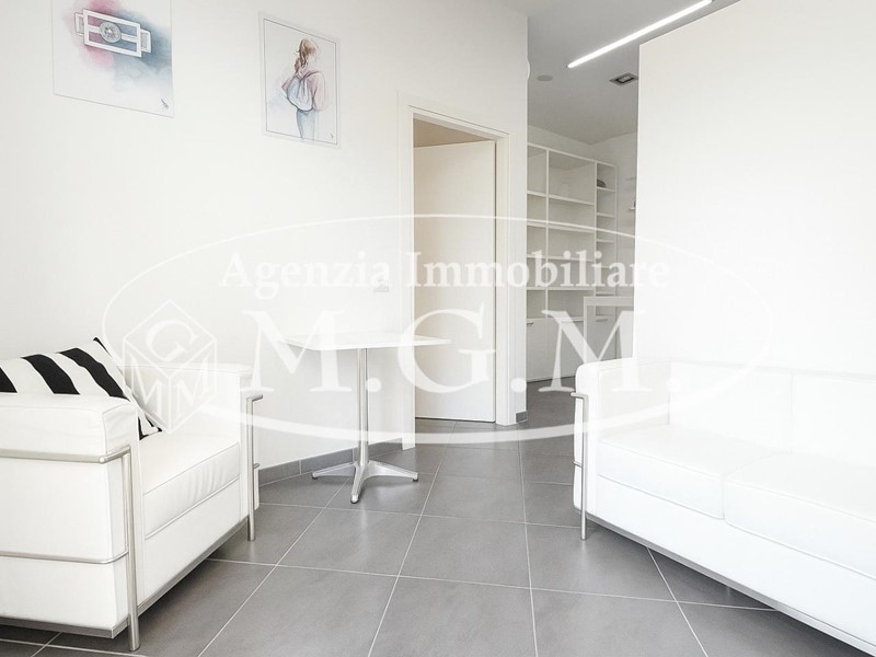 Ufficio in Affitto a Calcinaia, 800€, 85 m²