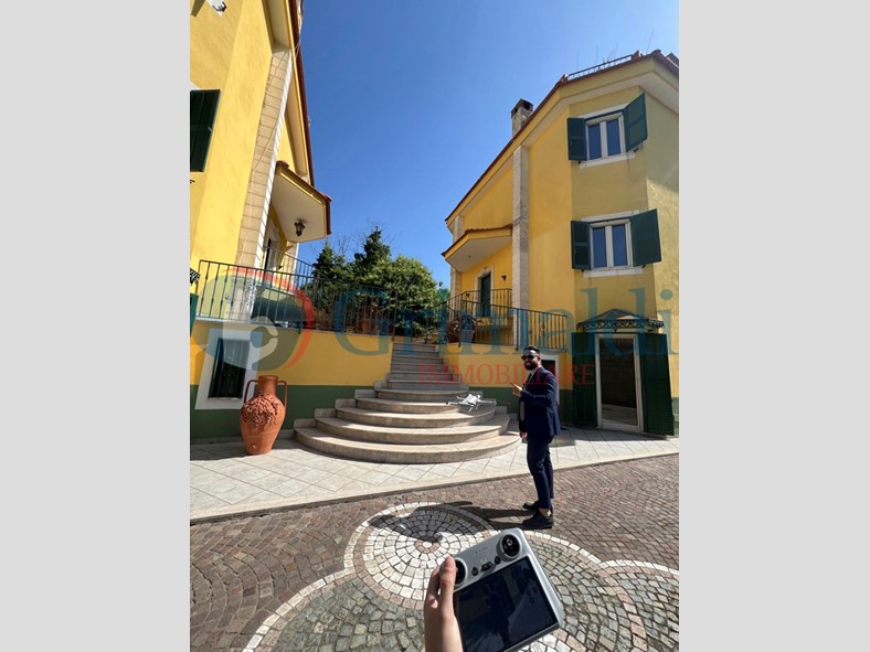 Villa in Vendita a Pozzuoli, 595'000€, 300 m²