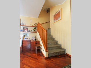 Villa bifamiliare in Vendita a Legnano, 435'000€, 242 m²