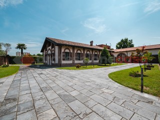 Villa in Vendita a Rozzano, 1'250'000€, 500 m², arredato