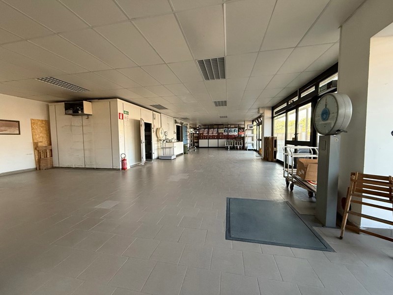 Negozio in Vendita a Termoli, 180'000€, 270 m²