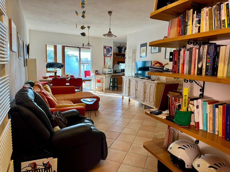 Trilocale in Vendita a Arzachena, zona Li Conchi, 289'000€, 90 m², arredato, con Box