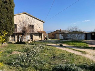 Casa Semi Indipendente in Vendita a Montefalco, 99'000€, 370 m²