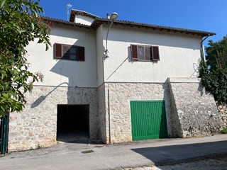 Casa Semi Indipendente in Vendita a Cascia, 83'000€, 295 m²