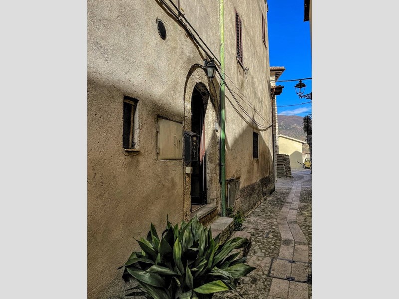 Trilocale in Vendita a Sant'Anatolia di Narco, 26'500€, 70 m²