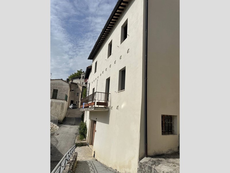 Casa Semi Indipendente in Vendita a Sellano, 38'000&euro;, 190 m²
