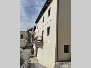 Casa Semi Indipendente in Vendita a Sellano, 38'000&euro;, 190 m²