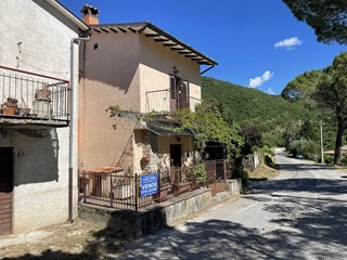 Casa Semi Indipendente in Vendita a Cerreto di Spoleto, 50'000€, 120 m²