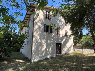 Casa Semi Indipendente in Vendita a Gualdo Tadino, 119'000€, 300 m²