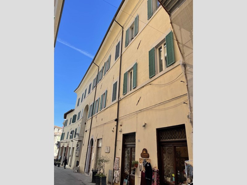 Appartamento in Vendita a Spoleto, 224'000€, 375 m²