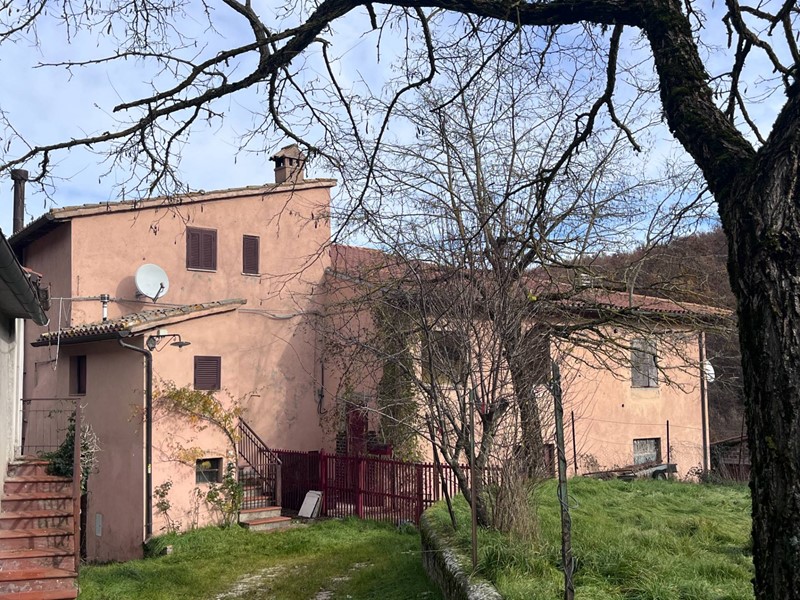 Casa Semi Indipendente in Vendita a Campello sul Clitunno, 55'000€, 90 m²