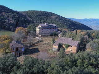 Appartamento in Vendita a Spoleto, 650'000€, 3700 m², con Box