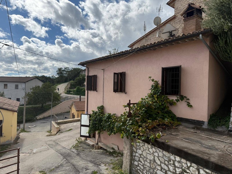 Casa Semi Indipendente in Vendita a Sellano, 37'000&euro;, 95 m²
