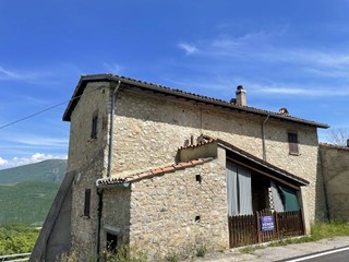 Rustico in Vendita a Cerreto di Spoleto, 85'000€, 135 m²