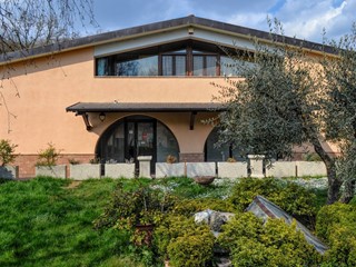 Immobile commerciale in Vendita a Foligno, 350'000€, 400 m²