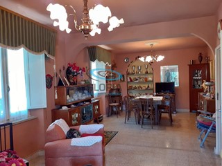 Casa Indipendente in Vendita a Fabriano, 150'000€, 200 m²