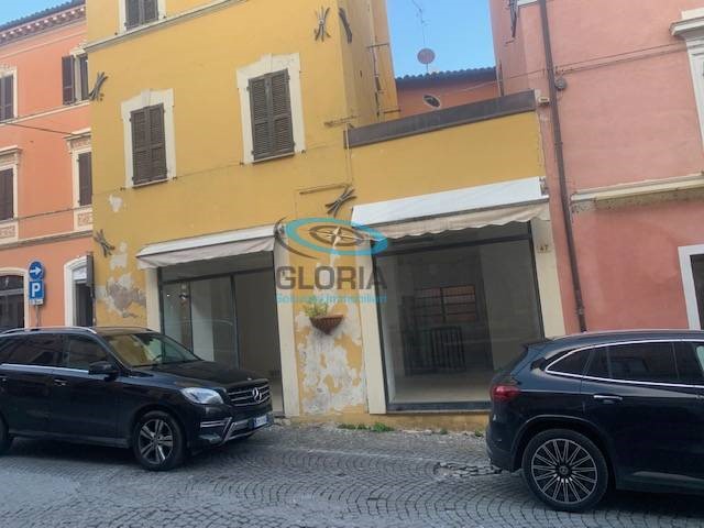 Immobile commerciale in Vendita a Fabriano, 52'000€, 80 m²