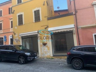 Immobile commerciale in Vendita a Fabriano, 52'000€, 80 m²