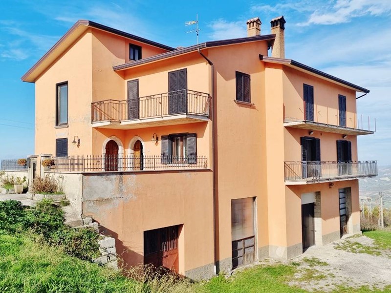 Casa Semi Indipendente in Vendita a Guardia Lombardi, 140'000&euro;, 423 m²